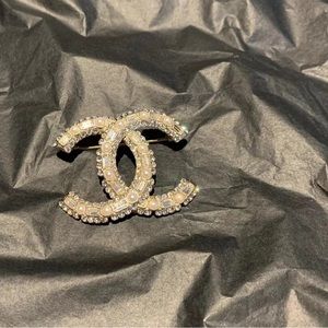 Chanel strass CC Brooch pearl and crystal brand new